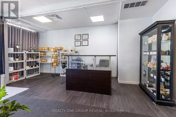 Oshawa (central), ON L1H4J8,524 SIMCOE STREET S