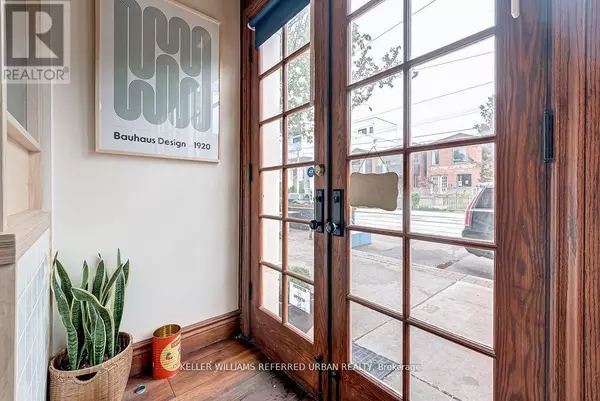 Toronto (south Riverdale), ON M4M1K8,1118 QUEEN STREET E