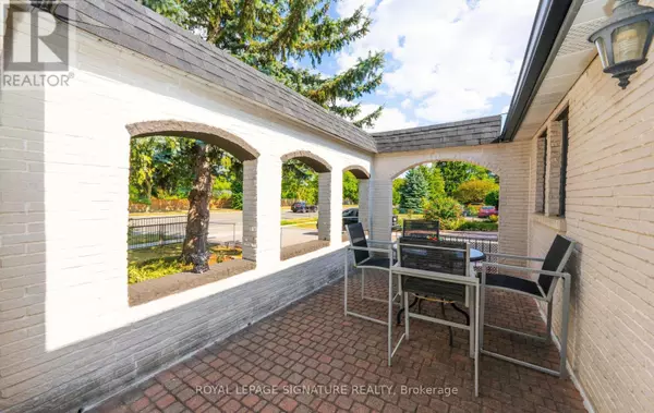 Toronto (l'amoreaux), ON M1W1H8,2098 PHARMACY AVENUE