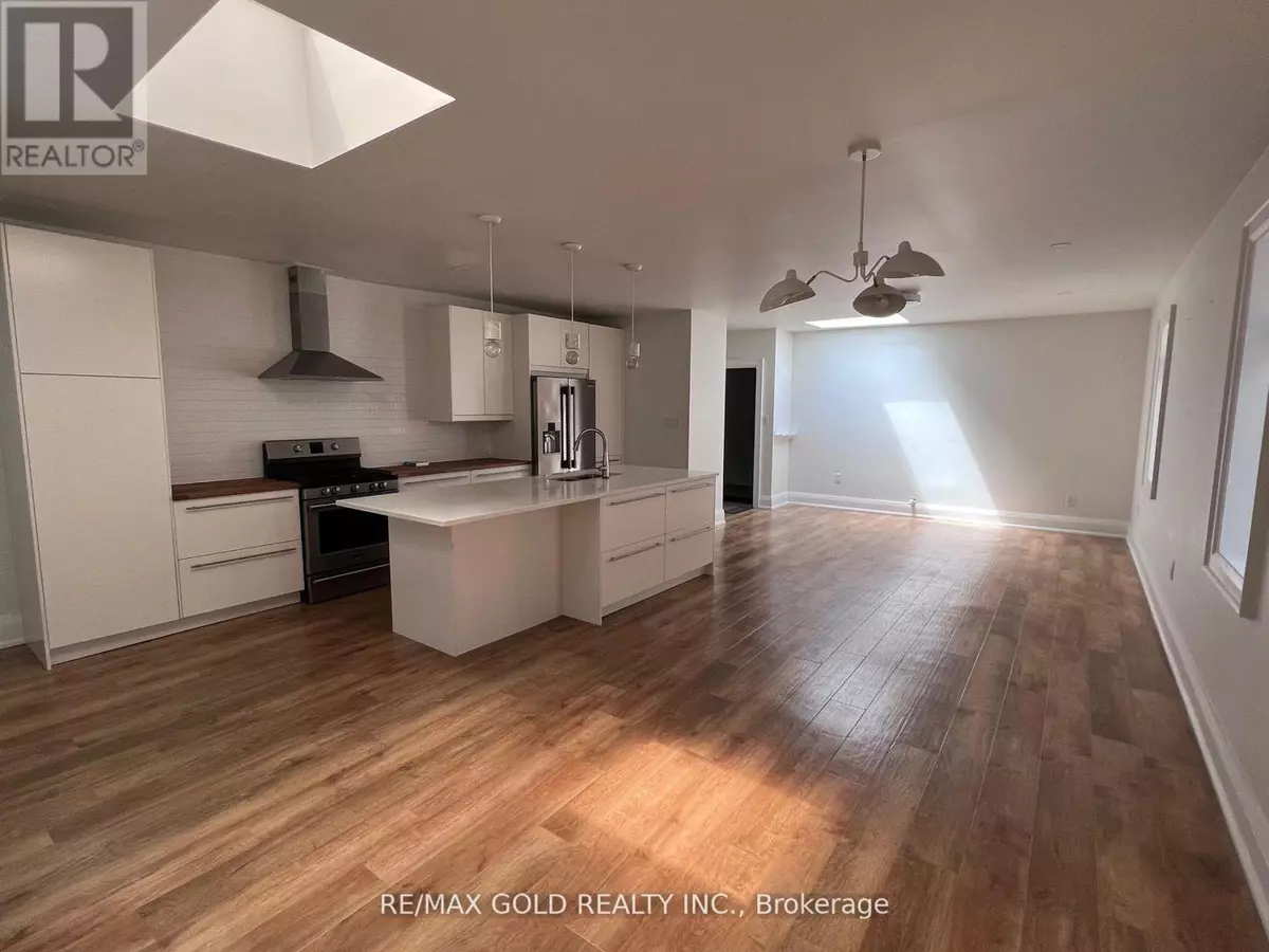 Toronto (east End-danforth), ON M4C1K4,2215 Danforth AVE #2B