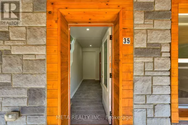 Toronto (scarborough Village), ON M1M3A4,35 DUNCOMBE BOULEVARD