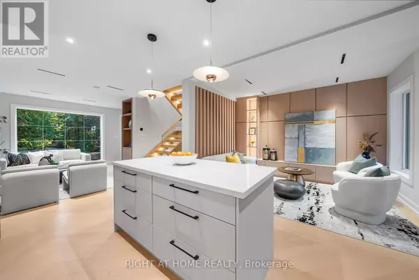 Toronto (the Beaches), ON M4L1N7,98 DIXON AVENUE