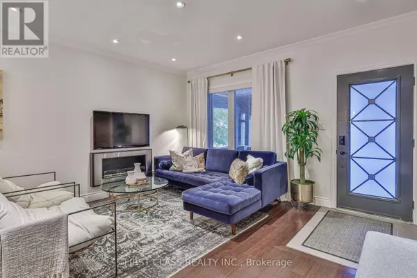 Toronto (the Beaches), ON M4L3P9,14 HERBERT AVENUE