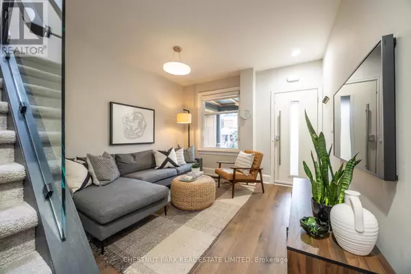 Toronto (south Riverdale), ON M4M3C6,115 LESLIE STREET