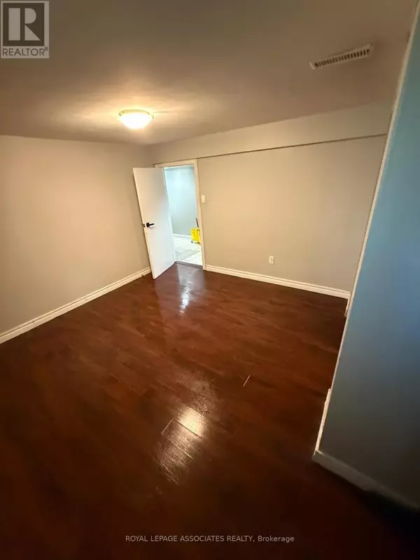 Toronto (highland Creek), ON M1C1C5,336 Conlins RD #Room