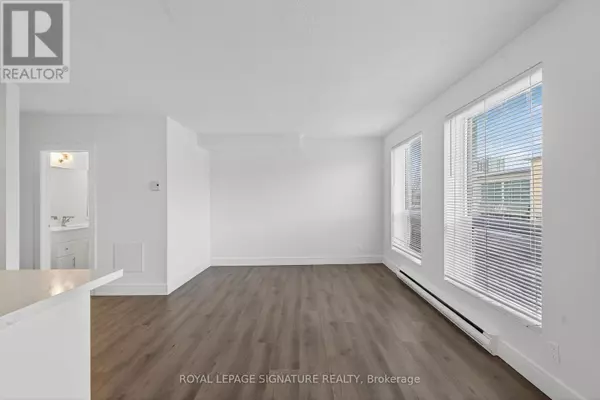 Toronto (north Riverdale), ON M4K1N2,215 Danforth AVE #3