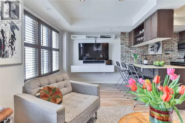 Toronto (south Riverdale), ON M4M1P9,823 Dundas RD East #5