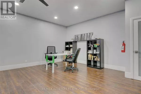 Toronto (south Riverdale), ON M4M1H1,715 Queen ST East #202A