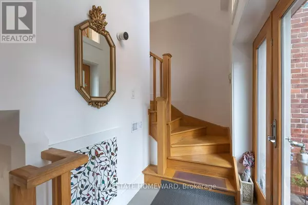 Toronto (east End-danforth), ON M4E1Z2,21 Swanwick AVE #6