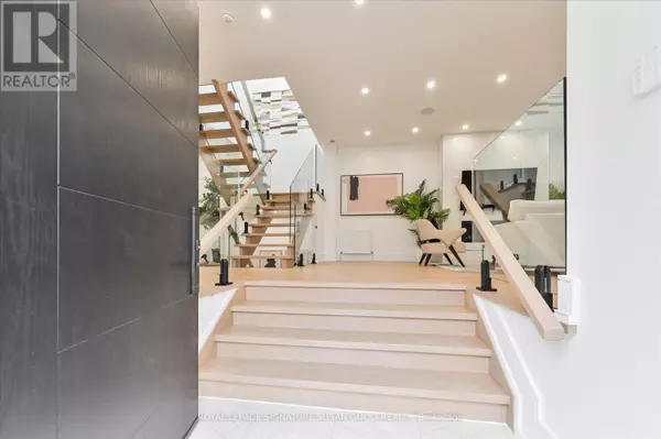 Toronto (east York), ON M4C2Z7,32 TREADWAY BOULEVARD