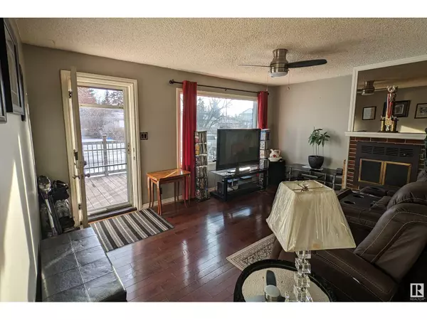 Edmonton, AB T5R1E9,9012 150 ST NW