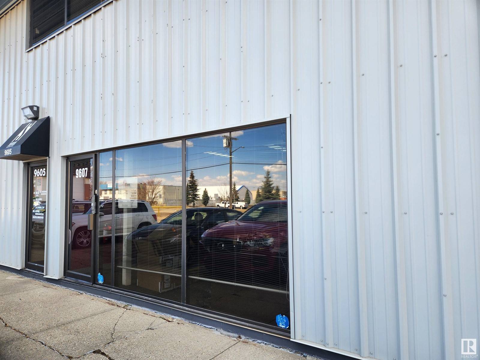 Edmonton, AB T6E5X7,9607 41 AV NW