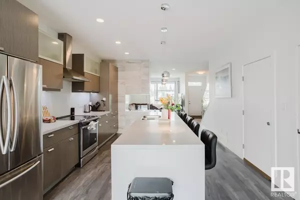 Edmonton, AB T5R1E4,8716 150 ST NW