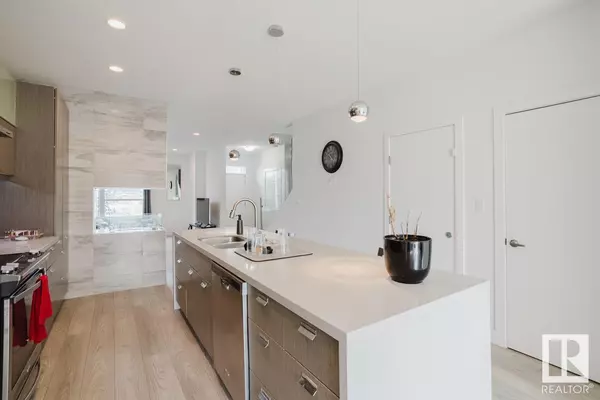 Edmonton, AB T5R1E4,8720 150 ST NW