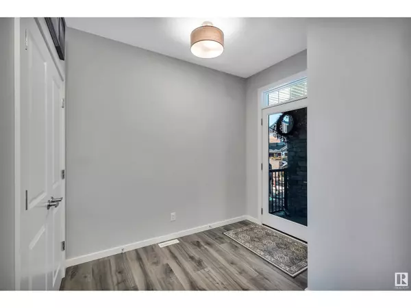 Edmonton, AB T6M1N8,2543 204 ST NW