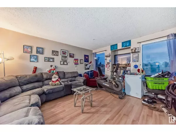 Edmonton, AB T6K3H7,974 KNOTTWOOD S NW