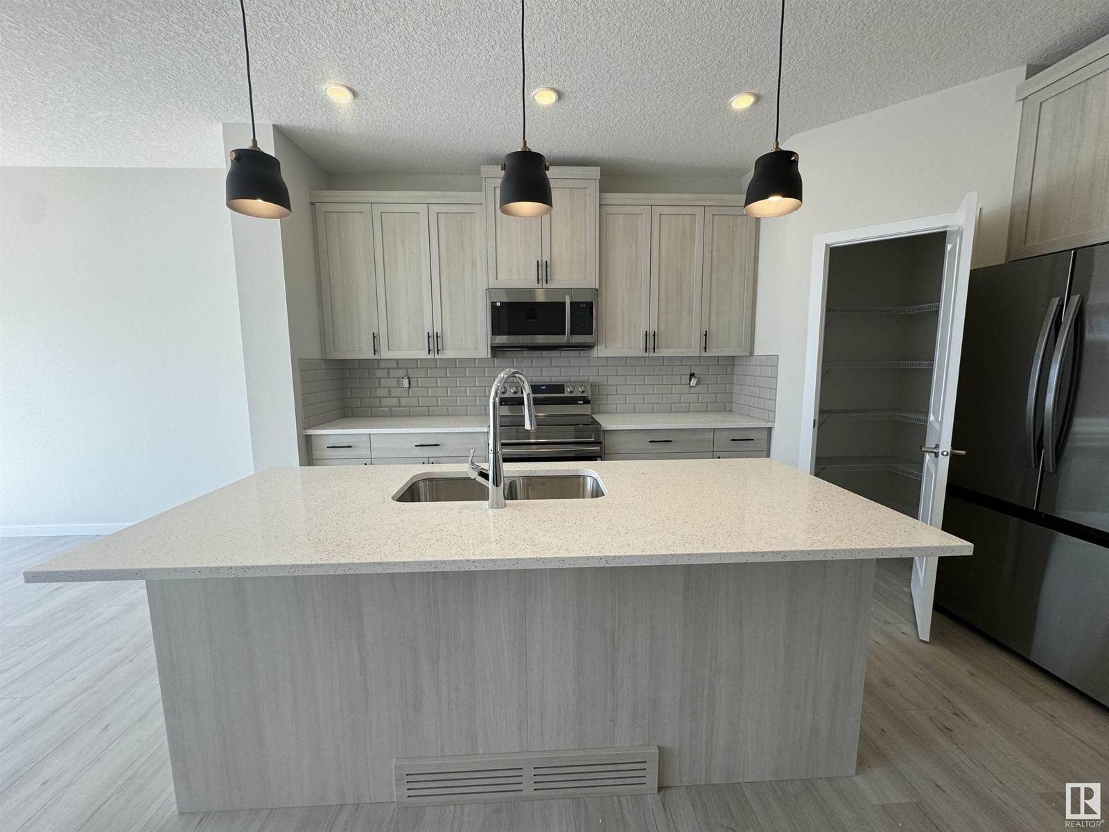 Edmonton, AB T6M1J8,8909 Elves LO NW NW