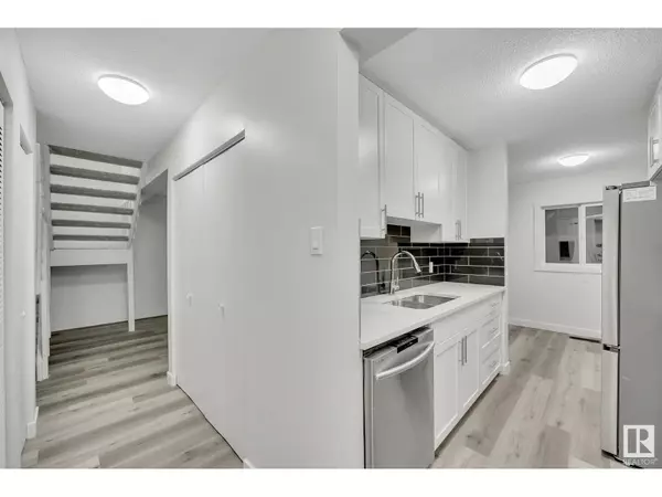 21E MEADOWLARK VG NW, Edmonton, AB T5R5X3