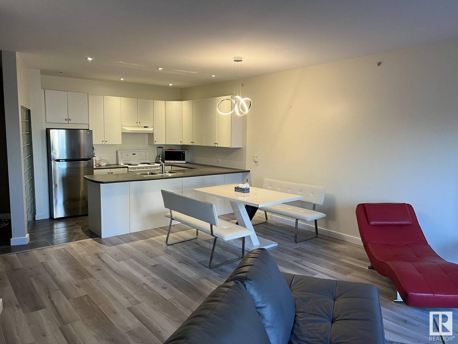 Edmonton, AB T5K0J5,#405 11415 100 AV NW