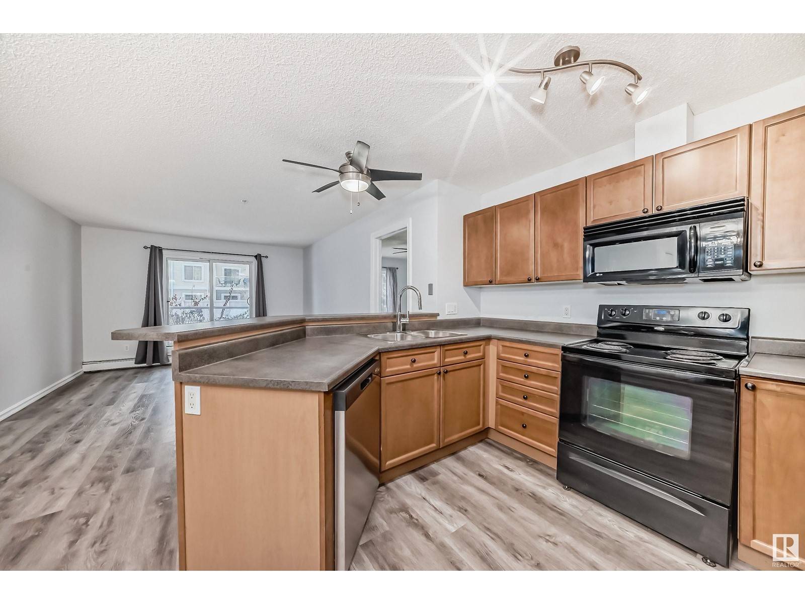 Edmonton, AB T6V0B2,#110 13710 150 AV NW