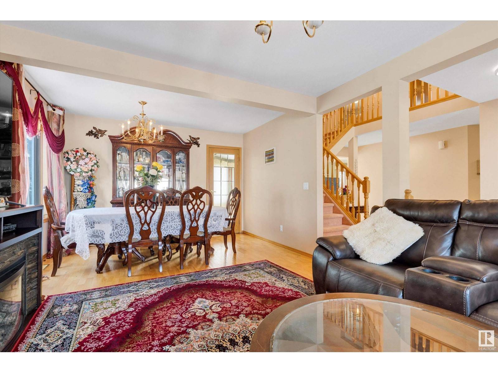 Edmonton, AB T5Y2N1,6119 156 AV NW