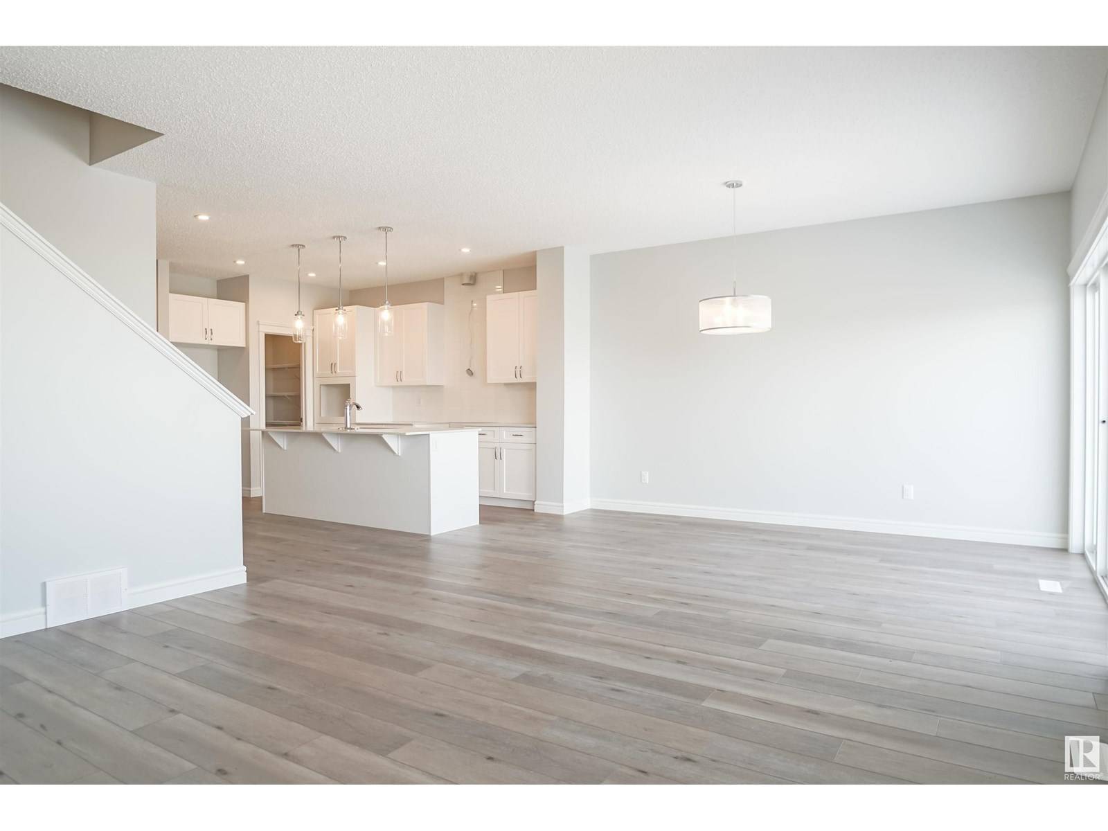 Edmonton, AB T5Y4E9,16531 3 ST NE