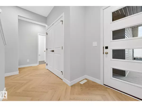 Edmonton, AB T6W5S2,8207 Kiriak LO SW