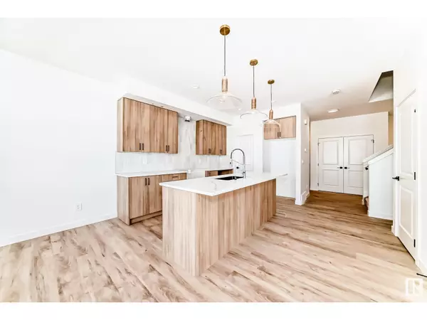 Edmonton, AB T6W5S2,8207 Kiriak LO SW
