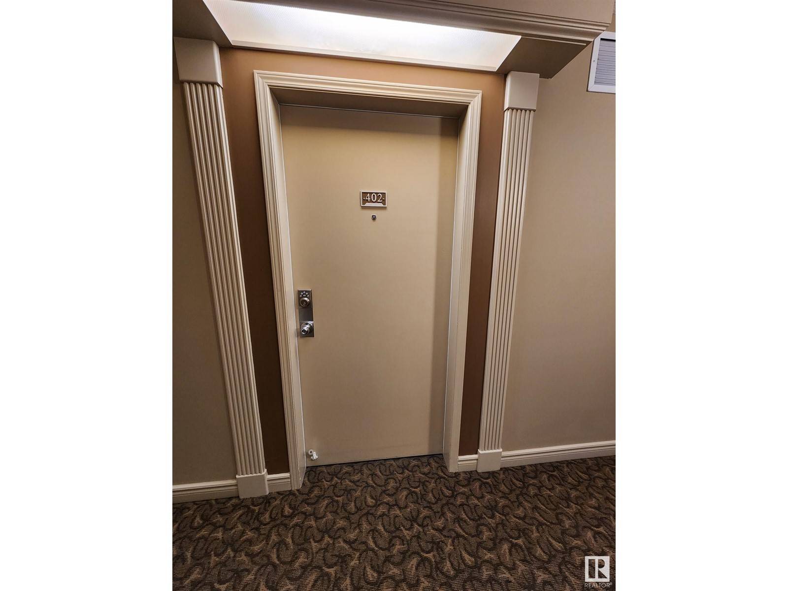 Edmonton, AB T5K2Y8,#402 10311 111 ST NW