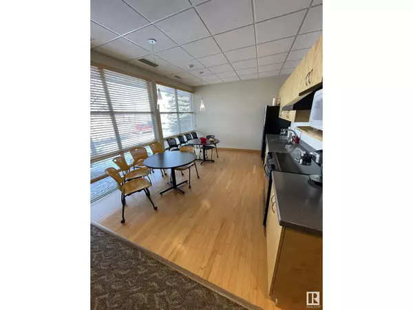 Edmonton, AB T6E5Y2,9119 39 AV NW