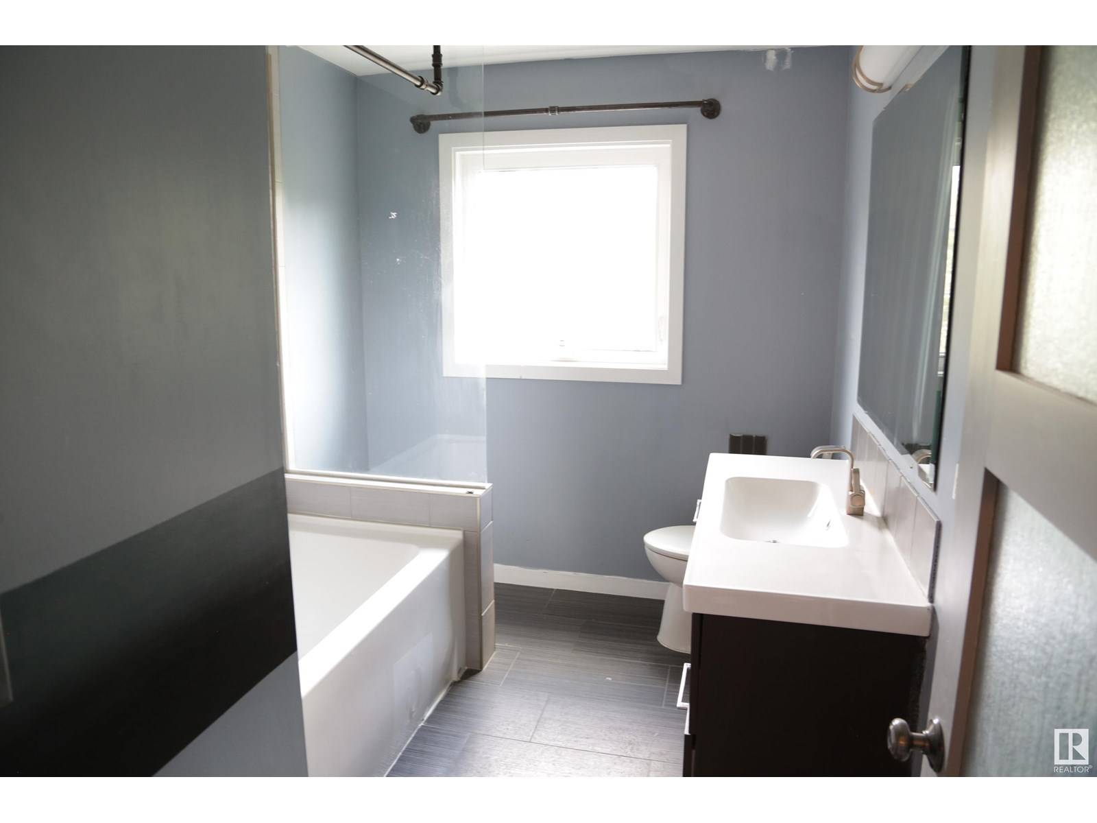 Edmonton, AB T5H2W6,11642 103 AV NW