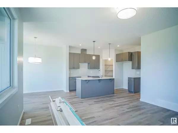 Edmonton, AB T6T2V2,909 16 AV NW