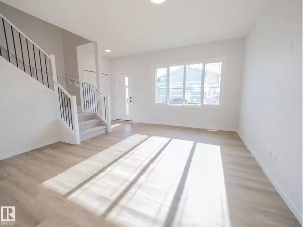 Edmonton, AB T6T2W1,1332 14 AV NW