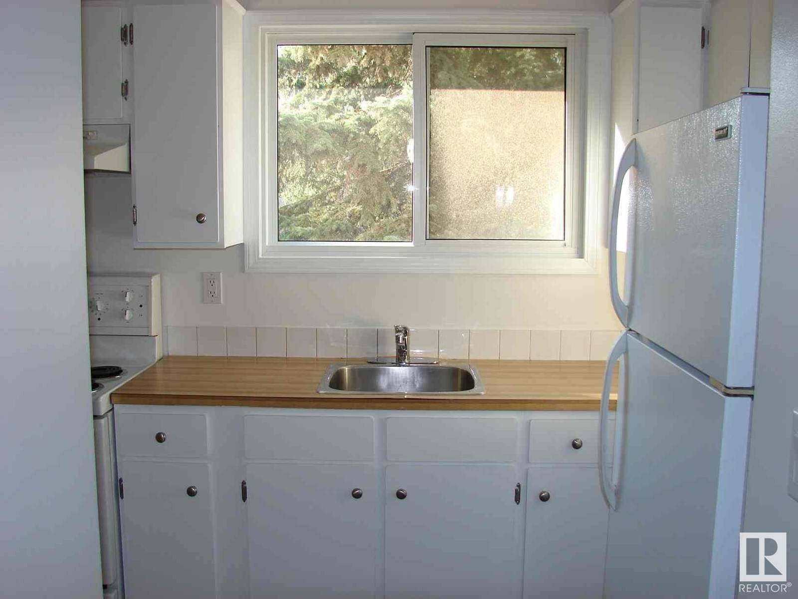 Edmonton, AB T6K3B8,1769 LAKEWOOD S NW