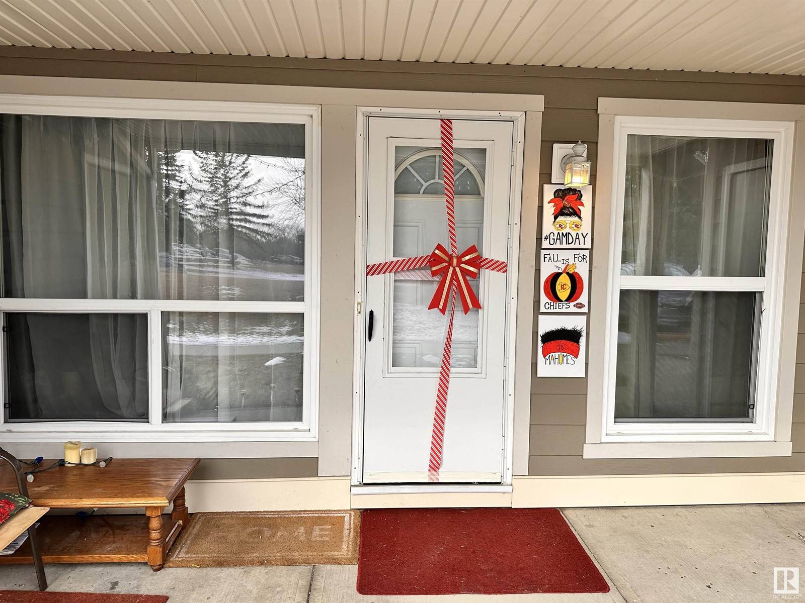 Edmonton, AB T6J4T7,11108 18 AV NW