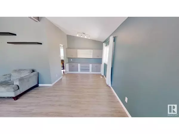 Sherwood Park, AB T8A1W4,12 IVY CR