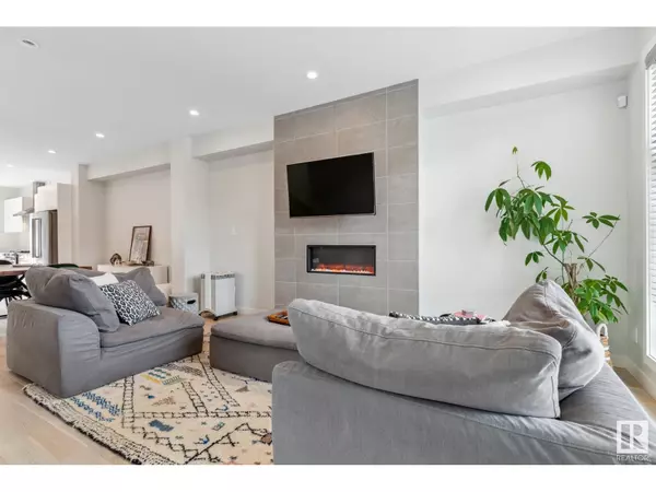 Edmonton, AB T6H1P9,10811 63 AV NW