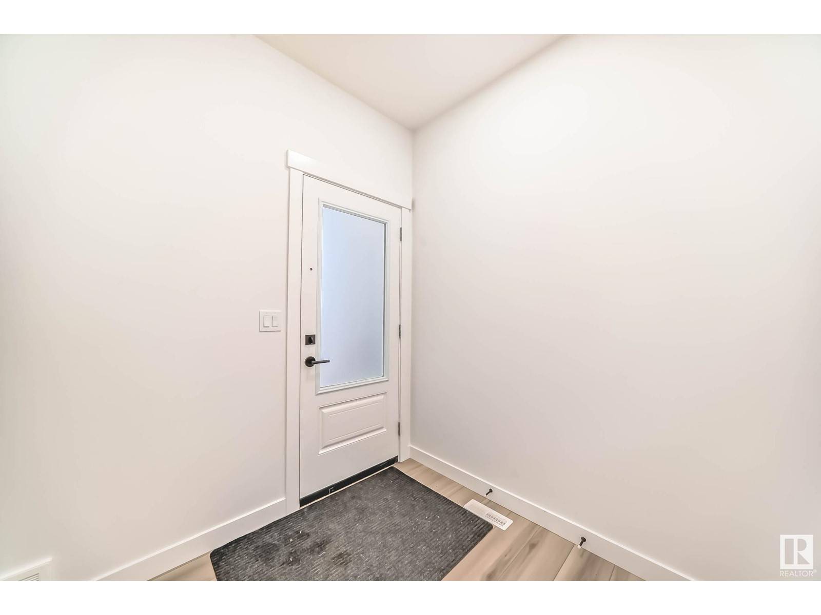 Edmonton, AB T6T2W1,1323 14 AV NW