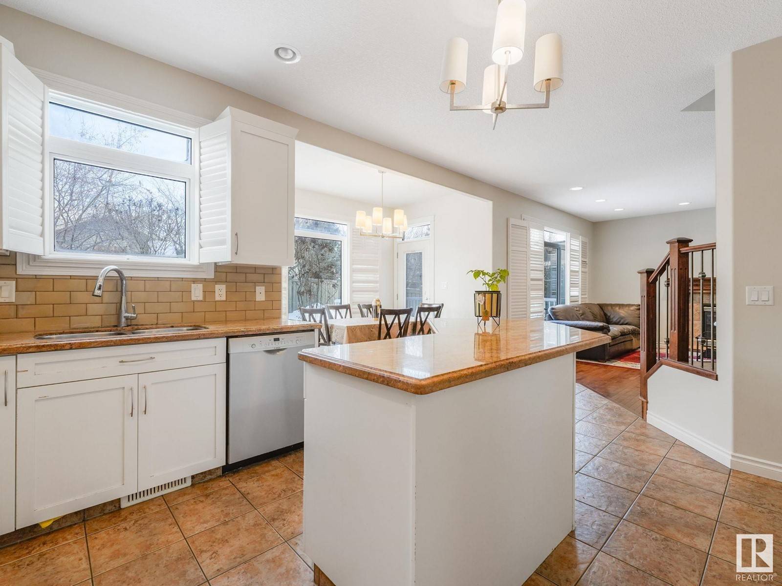Edmonton, AB T6M3A1,1024 HOPE RD NW