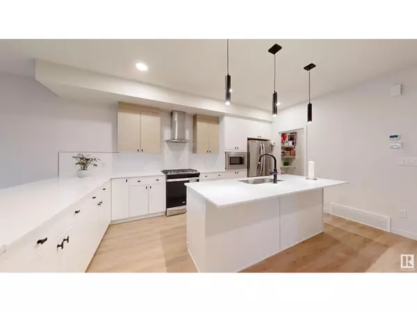 Edmonton, AB T6X2Z6,9468 Pear Cres SW
