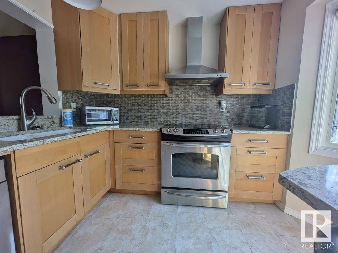 Edmonton, AB T5Y1C4,2117 141 AV NW