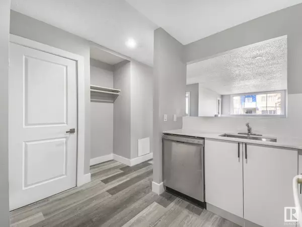 Edmonton, AB T5Y2G4,#102 14908 26 ST NW