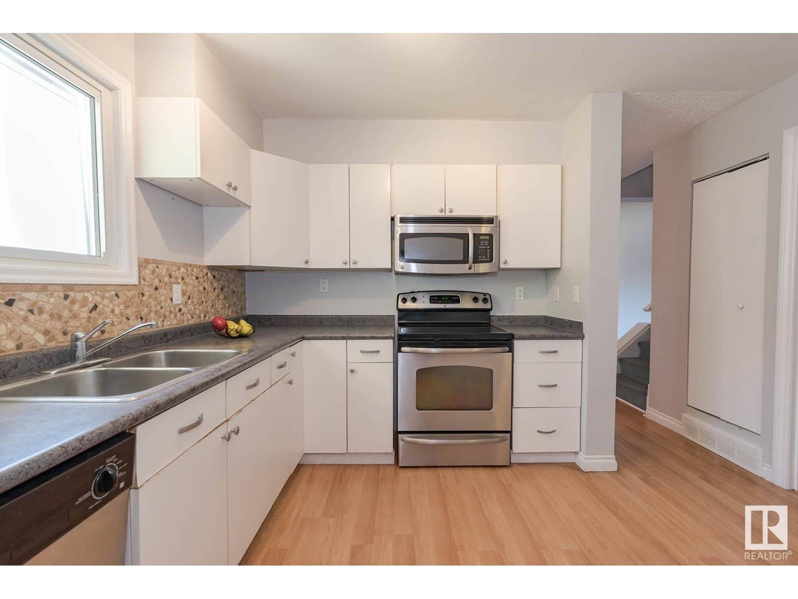Edmonton, AB T6K3Z1,8041 27 AV NW