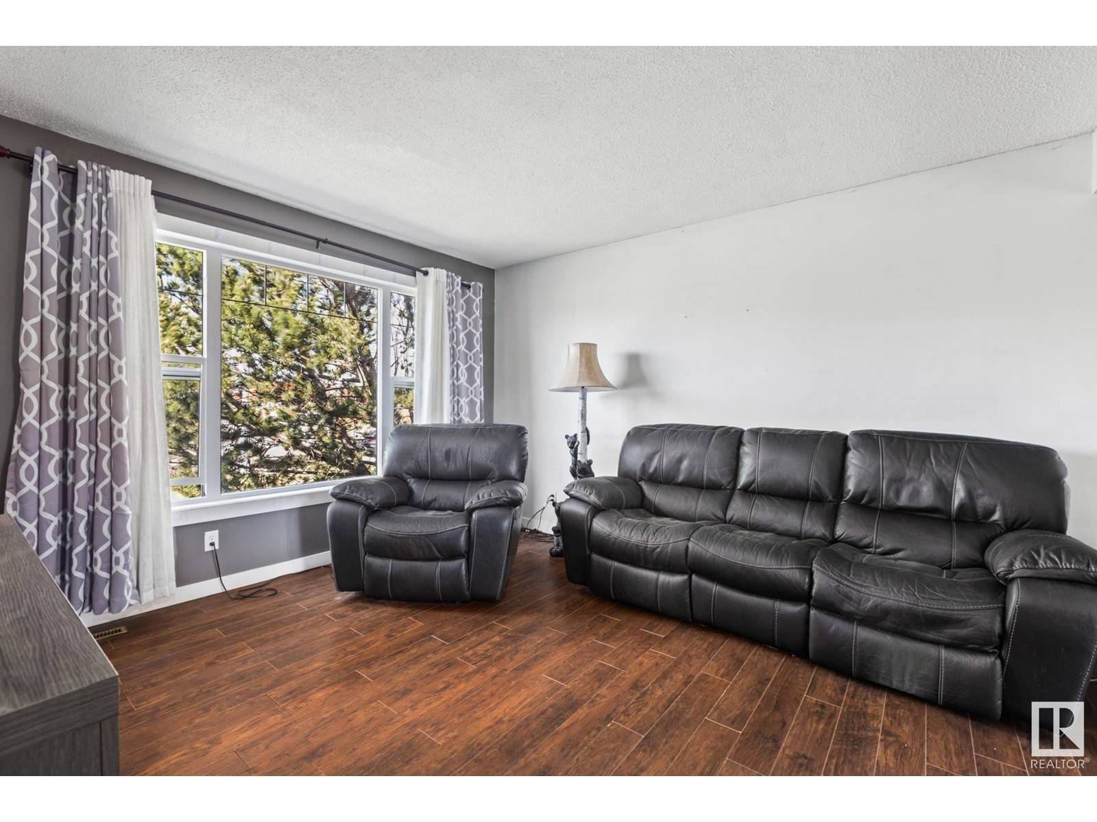 Edmonton, AB T5C1Y8,7111 130A AV NW
