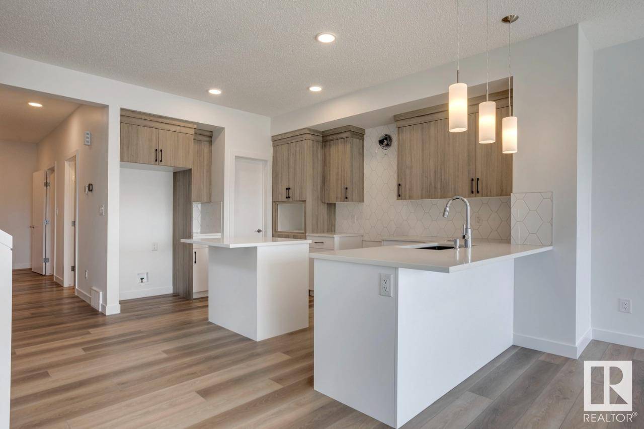 Edmonton, AB T6M3E8,19019 20 AV NW