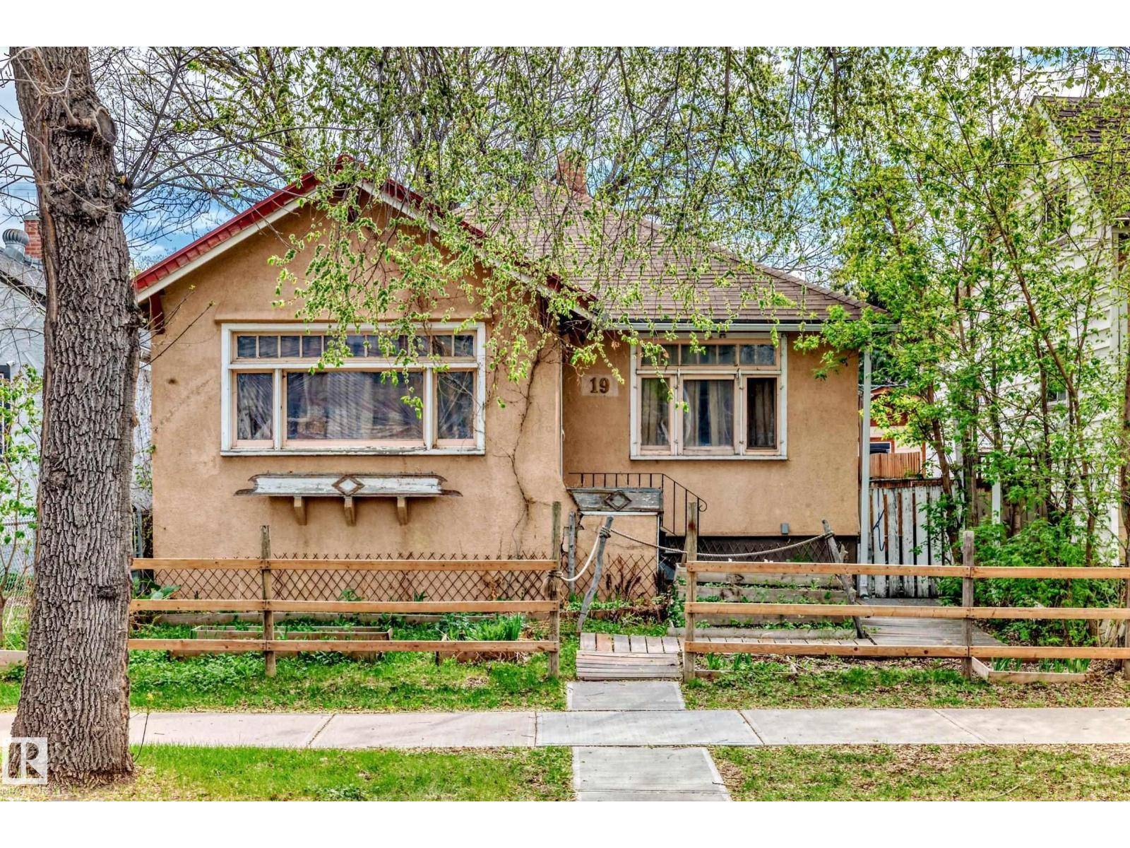 11619 96 ST NW, Edmonton, AB T5G1T8