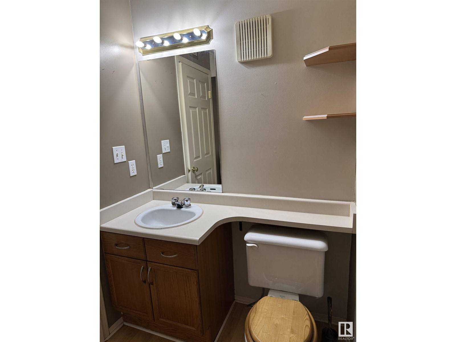 Edmonton, AB T5G1Y2,#8 11718 97 ST NW