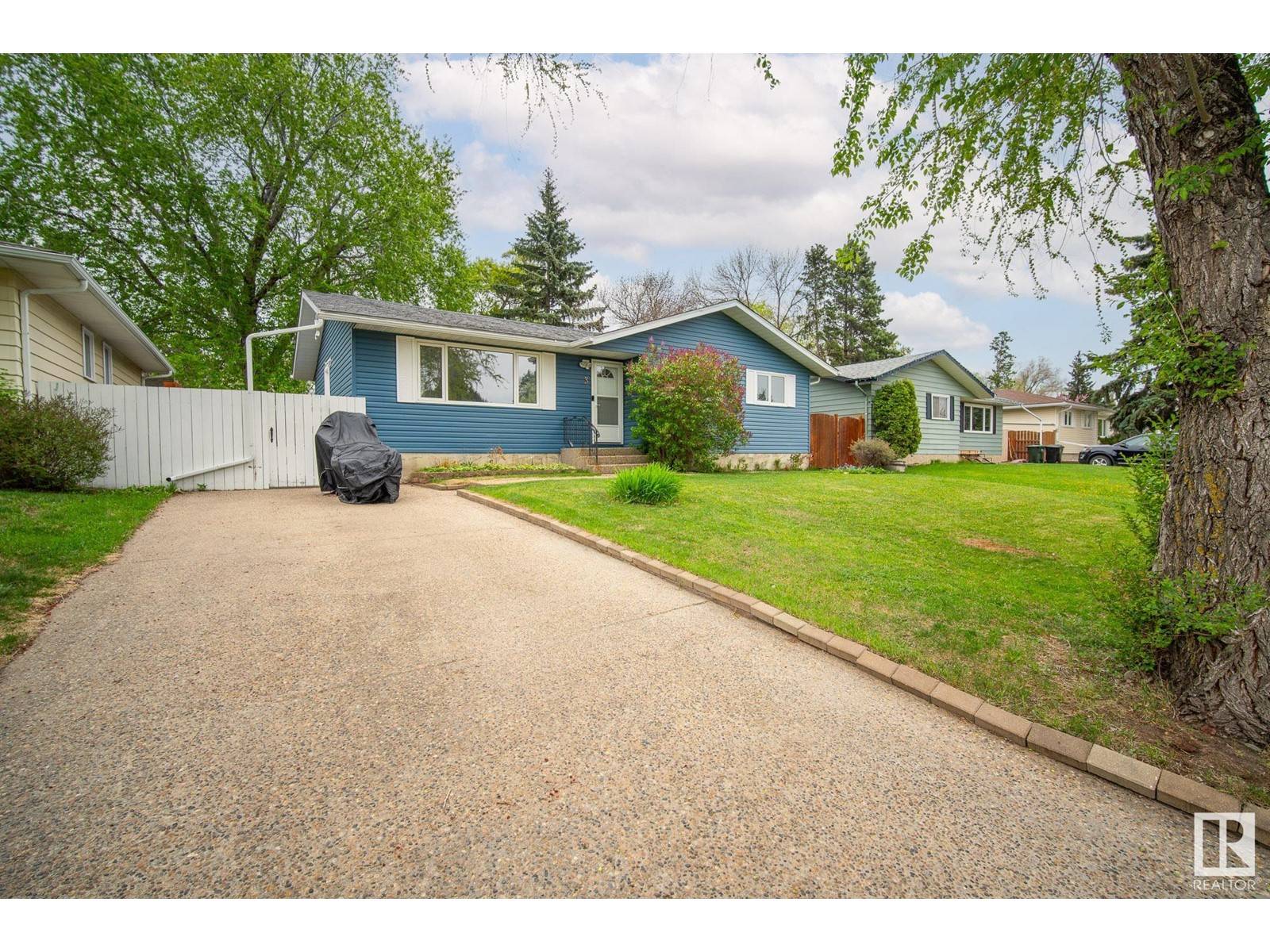 3 MENLO CR, Sherwood Park, AB T8A0R8