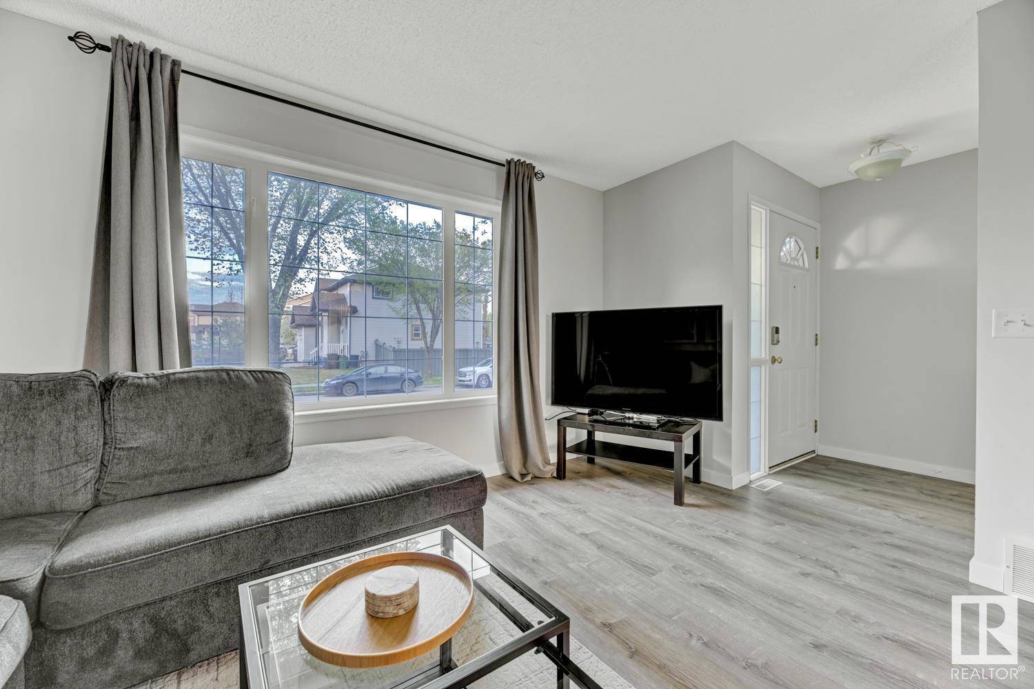 Edmonton, AB T6M2W2,5312 201 ST NW