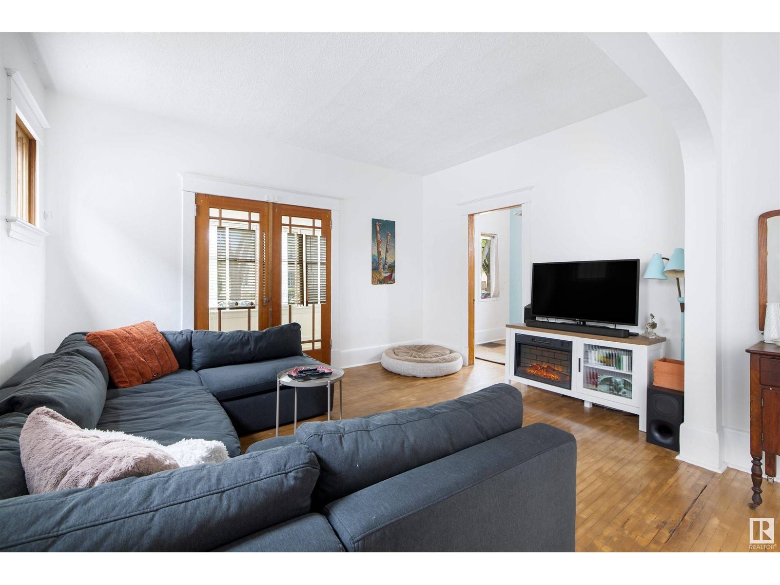 Edmonton, AB T5G1T2,11325 96 ST NW
